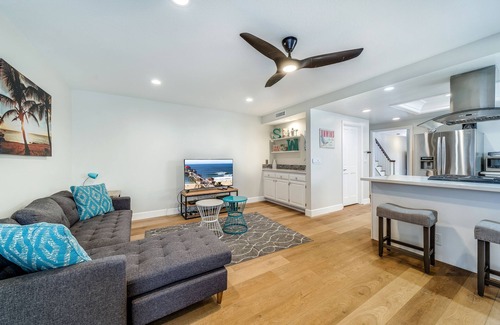 Huntington Beach House | AC, spa, bikes, deck, Steps to beach and shops