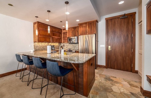 Steamboat Springs Condo | AC w/Mtn Views! Heated Pool-HotTub-Gym-Garage-Elevator-Grill-W/D-2 EnSuites-Walk 2 Mtn/Town Bus Stop