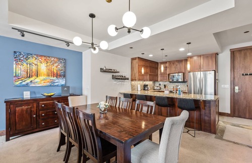 Steamboat Springs Condo | AC w/Mtn Views! Heated Pool-HotTub-Gym-Garage-Elevator-Grill-W/D-2 EnSuites-Walk 2 Mtn/Town Bus Stop