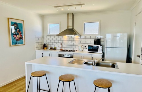 Waterhouse House | Acacia - 6 Joy Tce - Pet Friendly Outside