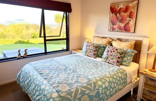 Acacia Bay Bed & Breakfast | Acacia Bay Lodge- Private Manor with Lake and Garden views