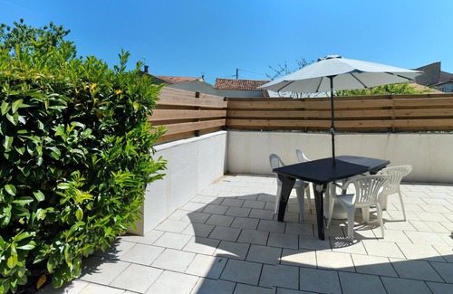 Cherbonnieres Cottage | Acacia, cosy gîte with large private terrace, shared swimming pool heated to 28°C