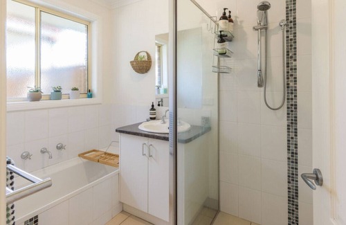 Trentham Cottage | Acacia Cottage in the heart of Trentham