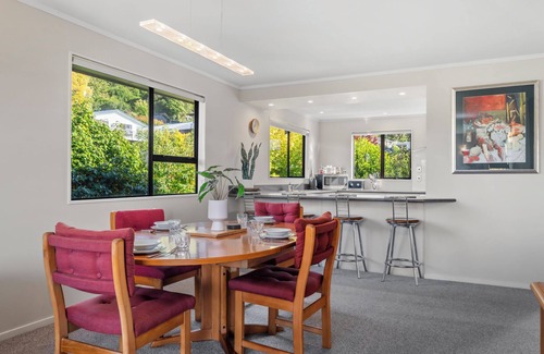 Taupo Cottage | Acacia Views - Acacia Bay Holiday Home