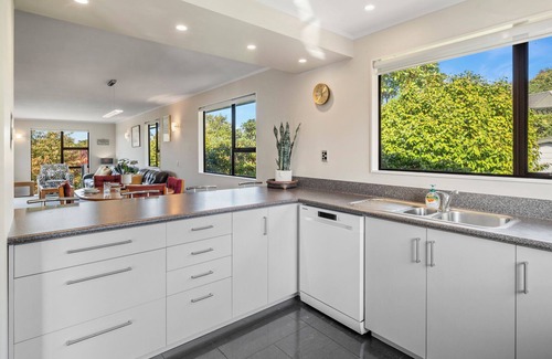 Taupo Cottage | Acacia Views - Acacia Bay Holiday Home