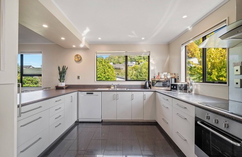 Taupo Cottage | Acacia Views - Acacia Bay Holiday Home