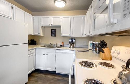 Rockrimmon Condo | ★Academy Hideaway With View! Sleeps 5 with AC!★