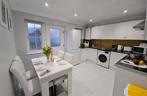 Port Talbot House | Accessible beach bungalow near Aberavon