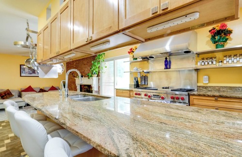 Lake Barcroft Apartment | Access to Lake Barcroft: Falls Church Family Apt