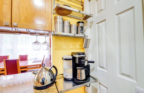 Lake Barcroft Apartment | Access to Lake Barcroft: Falls Church Family Apt