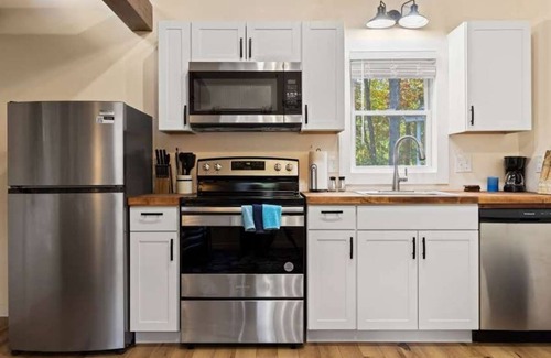 Hendersonville House | Accessible 1BR Cottage w/Firepit | Near Trails