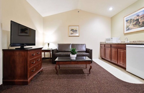 Pembine Apartment | Accessible Deluxe King Suite | On-Site Golf Course