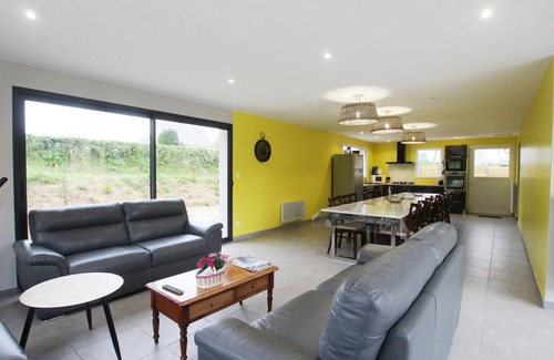 Vesly Cottage | Accessible Family Getaway with Jacuzzi, Pool, and Spacious Living Spaces