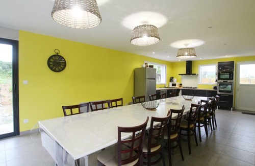 Vesly Cottage | Accessible Family Getaway with Jacuzzi, Pool, and Spacious Living Spaces