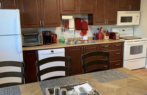 Thunder Bay House | accessible- parkside gem-3 bdm corefloor home-pet friendly.