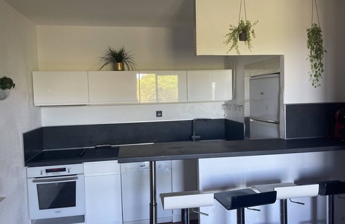 Le Brusc Apartment | accommodation for 4 people 300m from the sandy beach of Brusc and the port