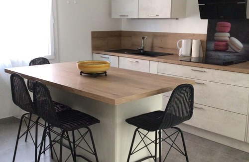 Theza House | Accueillante Maison de Village Rénovée