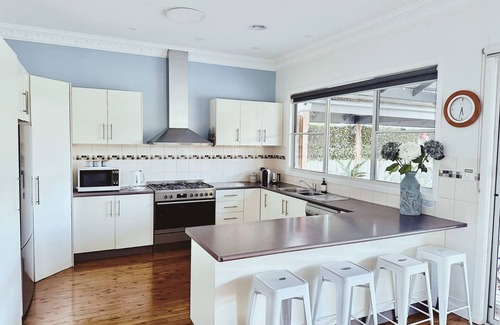 Echuca House | ACE Echuca Holiday House – Central, Stylish, Clean & Cozy with Pool & Fire