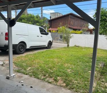 Pedrita House | Aceita pet, próximo ao aeroporto e praia do campeche