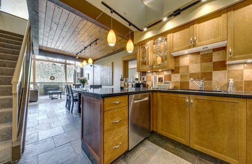 Upper Village Condo | Acer Vacations | Clean Ski-in Ski-out 2 Bedroom & Loft - Sleeps 8 | W/D | A/C | Greystone Lodge