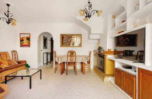 Algeciras House | Acogedor Hogar en Cádiz con Patio y Amenidades Deportivas