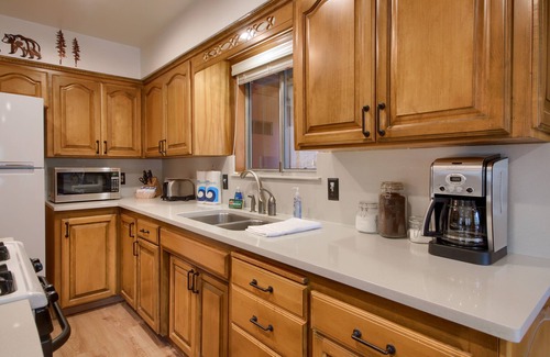 North Wawona House | Acorn Alley Inside Yosemite - Dog Friendly! w/Hot tub, Fire pit, EV Charger