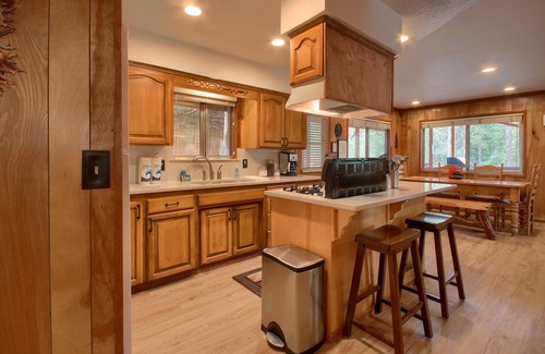 North Wawona House | Acorn Alley Inside Yosemite - Dog Friendly! w/Hot tub, Fire pit, EV Charger