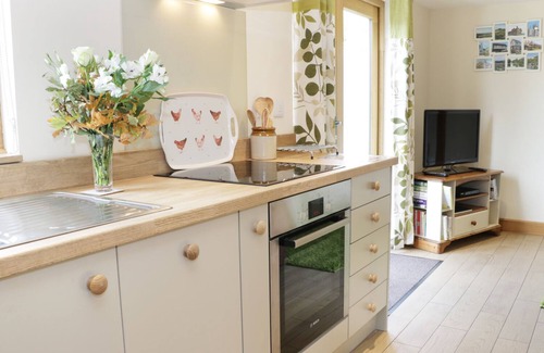 Little Hereford Cottage | ACORN COTTAGE, family friendly, with hot tub in Little Hereford