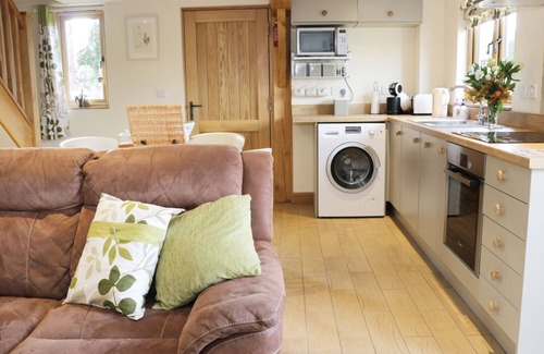 Little Hereford Cottage | ACORN COTTAGE, family friendly, with hot tub in Little Hereford