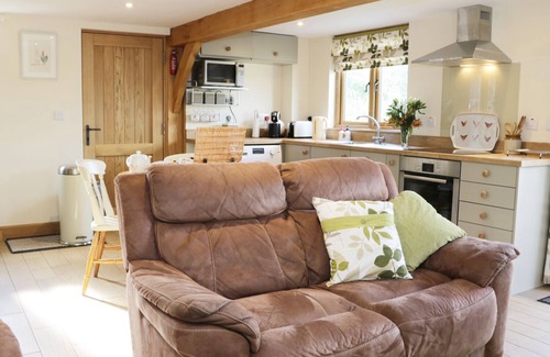 Little Hereford Cottage | ACORN COTTAGE, family friendly, with hot tub in Little Hereford