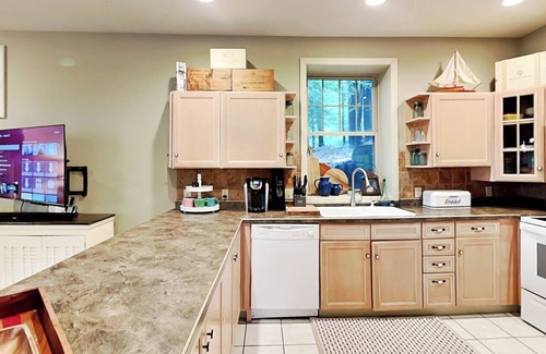 Oakland House | Acorn Cottage | Luxe Vibes, Outdoor Living Spaces + Breathtaking Lake Views!