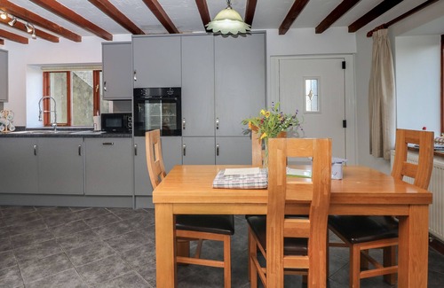 Teigngrace Cottage | ACORN COTTAGE, pet friendly, with pool in Newton Abbot
