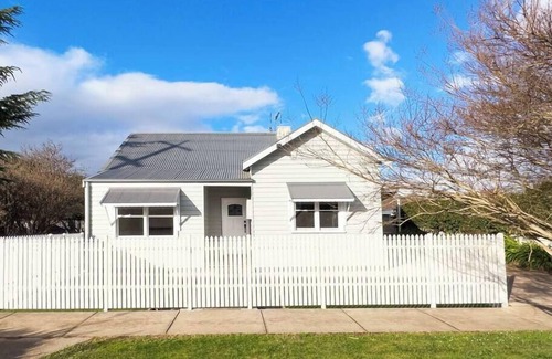 Mansfield House | Acorn Cottage - The Heart of Mansfield
