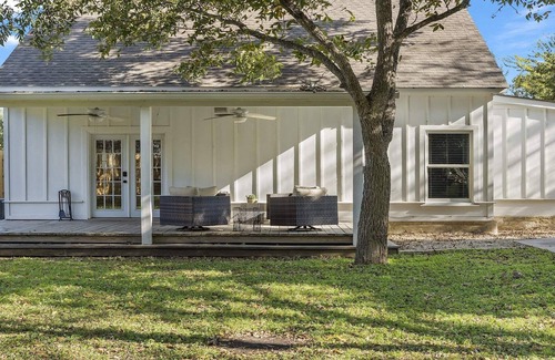 Fredericksburg House | Acorn Haus, with hot tub and Pet Friendly!