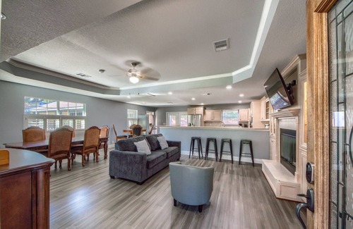 New Braunfels House | Acorn Hills Private Retreat! Pet Friendly! Pool and Hot Tub!