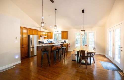 Grand Bend Cottage | Acorn Hills-Stylish~Oak Forest~Private Beach~Bikes-games room