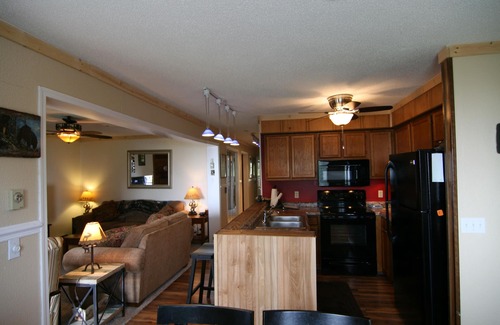 Snowshoe Condo | Across from Central Village/Slopes! AC 3BR MIDWEEK SPECIALS! WIFI