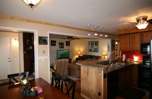 Snowshoe Condo | Across from Central Village/Slopes! AC 3BR MIDWEEK SPECIALS! WIFI