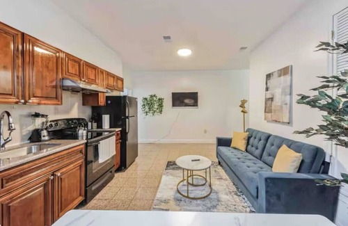 Center City Apartment | Across from Convention Center | Sleeps 6 | 3F