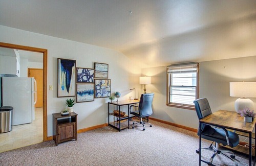 Milwaukee Apartment | Across from St Luke's. A/C. Free Washer & Dryer.