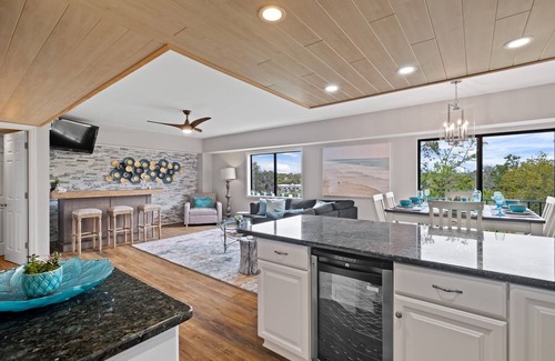 Hilton Head Island Condo | Across St from Beach & Tiki Hut/1Block to Coligny Shops&Restaurants/Free Bikes