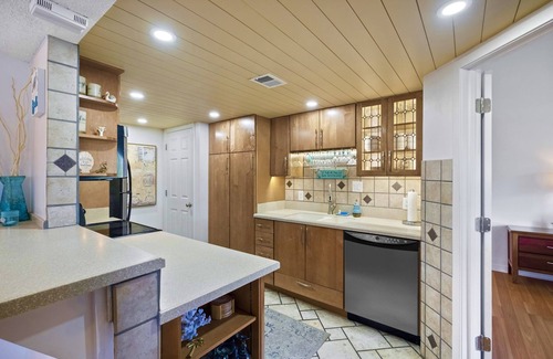 Hilton Head Island Condo | Across St From Beach & Tiki Hut/1 Block to Coligny Restaurants&Shops/Free Bikes