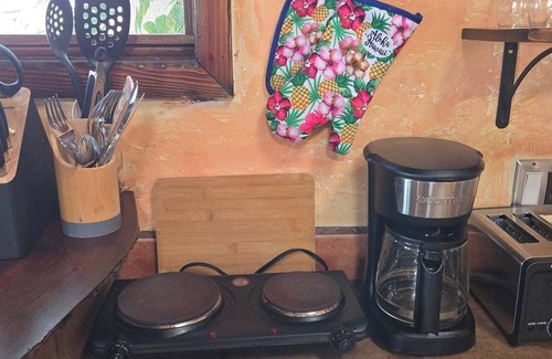 Kahaluu Bay Cabin | Across the ocean Treehouse at the Salty Jungle Kona - Perfect for two!