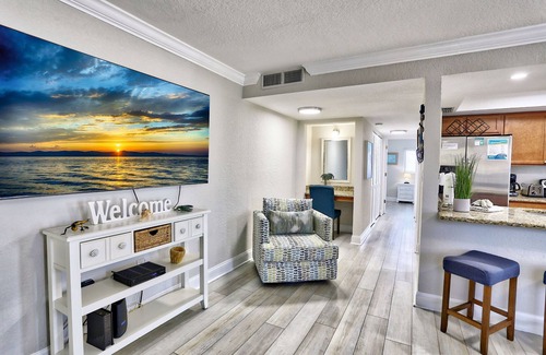 Treasure Island Condo | 🌴Across the street from BEACH🐠Fishing Docks🌞Westwinds 213👙Onsite Pool