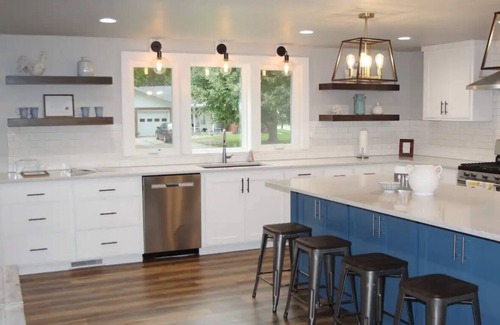 Ashwaubenon House | Across the street from Lambeau! Remodeled 5 bedroom house with big backyard!