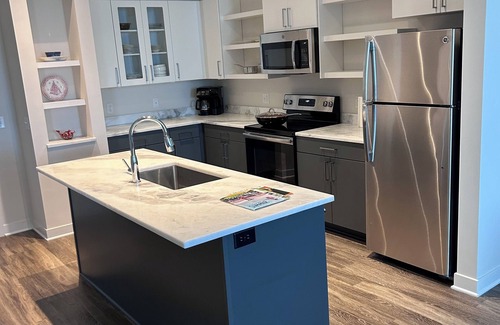 Lenexa Apartment | Across the street from Lenexa City Market! 1BR Apartment with amenity’s