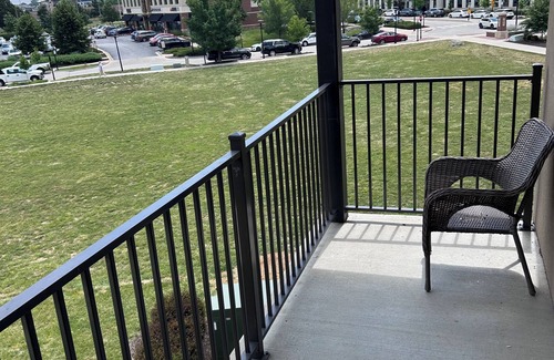 Lenexa Apartment | Across the street from Lenexa City Market! 1BR Apartment with amenity’s