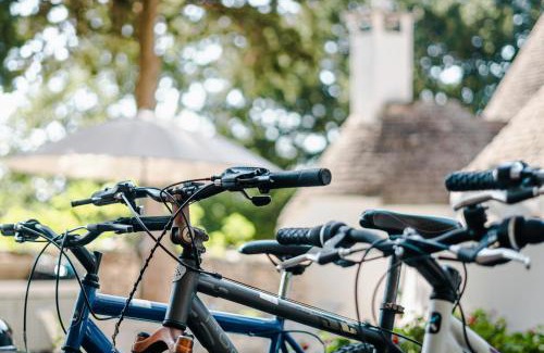Ostuni Hotel | Ad un passo da Cisternino - Trulli con Camino, Foresta e BBQ