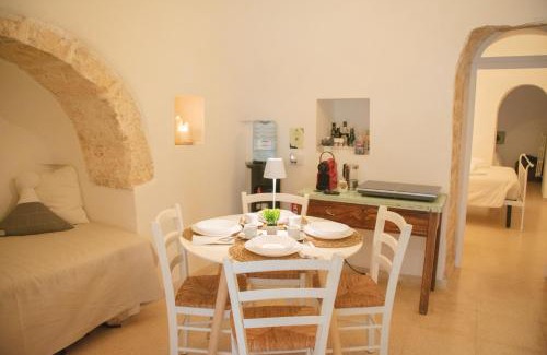 Ostuni Hotel | Ad un passo da Cisternino - Trulli con Camino, Foresta e BBQ