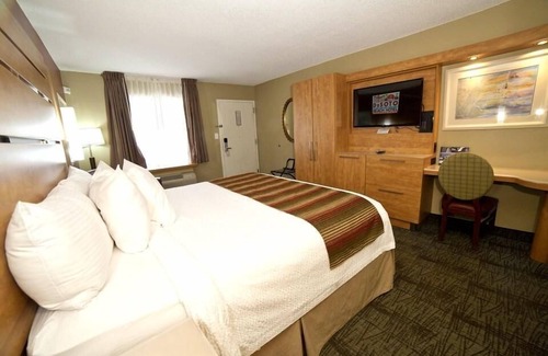 Tybee Island Hotel | ADA Compliant Room w/King Bed & Free WiFi